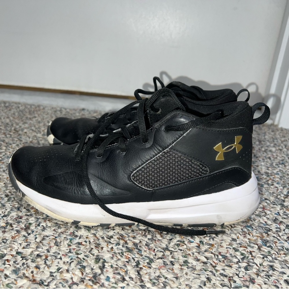 Size 7 Under Armor black high top basketball sneakers